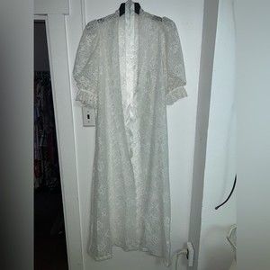 Miss Elaine Vintage lace Robe with Pearl button detail size medium